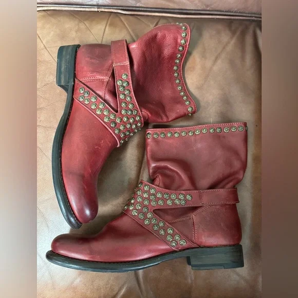 Frye Jenna Studded boots Distressed red leather Size 11B
EUC - Picture 4 of 9